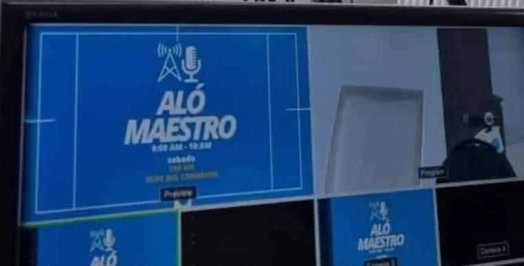 Monitor de la sala de control de Ecos del Combeima con la placa de Aló Maestro al aire